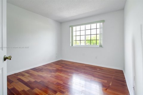 House in Miami, Florida 4 bedrooms, 198.16 sq.m. № 1832298 - photo 20