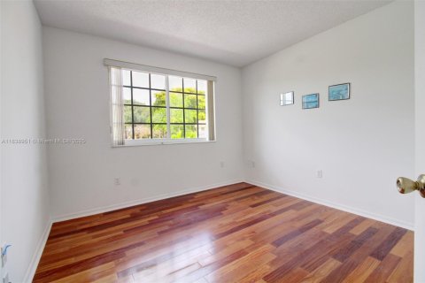 House in Miami, Florida 4 bedrooms, 198.16 sq.m. № 1832298 - photo 21