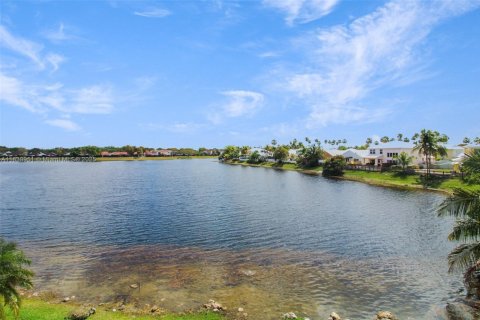 House in Miami, Florida 4 bedrooms, 198.16 sq.m. № 1832298 - photo 30