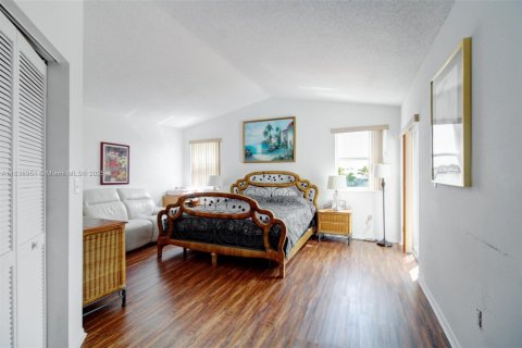 House in Miami, Florida 4 bedrooms, 198.16 sq.m. № 1832298 - photo 23