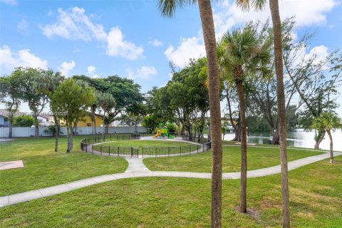 Apartamento en alquiler en Hialeah, Florida, 2 dormitorios № 2009364 - foto 18