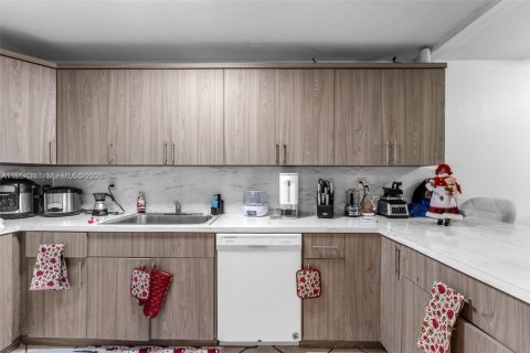 Apartamento en alquiler en Hialeah, Florida, 2 dormitorios № 2009364 - foto 2