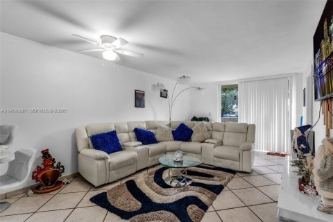 Apartamento en alquiler en Hialeah, Florida, 2 dormitorios № 2009364 - foto 5