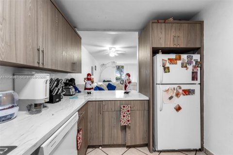 Apartamento en alquiler en Hialeah, Florida, 2 dormitorios № 2009364 - foto 4
