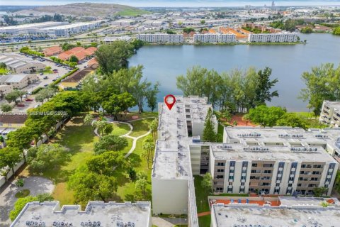 Apartamento en alquiler en Hialeah, Florida, 2 dormitorios № 2009364 - foto 26