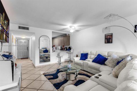 Apartamento en alquiler en Hialeah, Florida, 2 dormitorios № 2009364 - foto 6