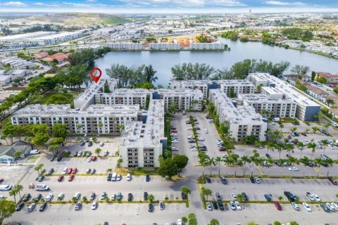 Apartamento en alquiler en Hialeah, Florida, 2 dormitorios № 2009364 - foto 21