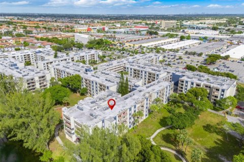 Apartamento en alquiler en Hialeah, Florida, 2 dormitorios № 2009364 - foto 25