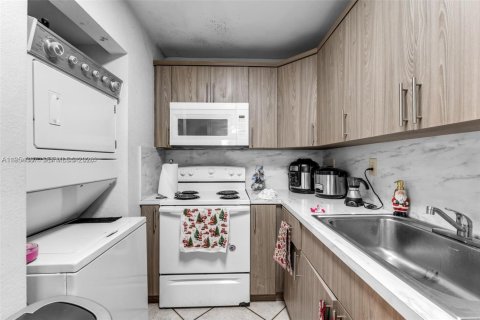 Apartamento en alquiler en Hialeah, Florida, 2 dormitorios № 2009364 - foto 3