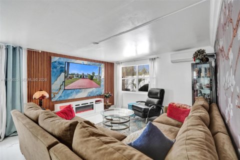 Villa ou maison à vendre à Hallandale Beach, Floride: 3 chambres, 123.56 m2 № 2089528 - photo 29