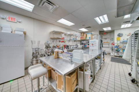 Commercial property in Kendall, Florida № 1794188 - photo 15