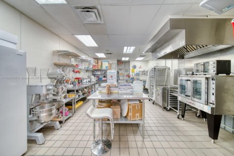 Commercial property in Kendall, Florida № 1794188 - photo 17