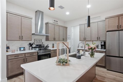 House in Weeki Wachee, Florida 3 bedrooms, 191.75 sq.m. № 2224589 - photo 7