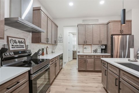 House in Weeki Wachee, Florida 3 bedrooms, 191.75 sq.m. № 2224589 - photo 8