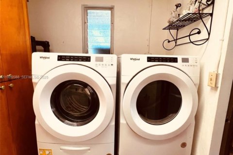 Снять в аренду виллу или дом в Хомстед, Флорида 5 спален, 327.11м2, № 1986492 - фото 3