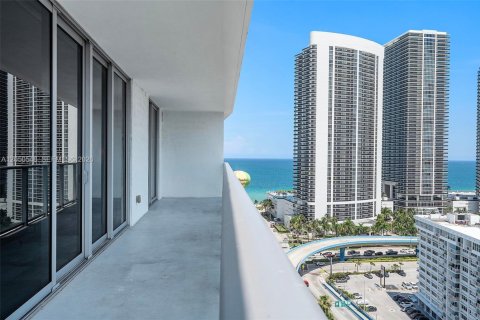 Condo in Hollywood, Florida, 3 bedrooms № 2186381 - photo 6