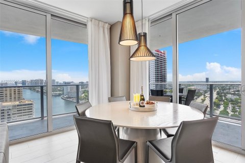 Condo in Hollywood, Florida, 3 bedrooms № 2186381 - photo 8