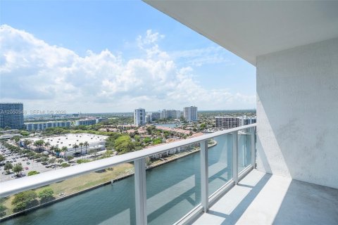 Condo in Hollywood, Florida, 3 bedrooms № 2186381 - photo 11