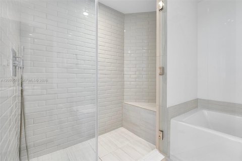 Condo in Hollywood, Florida, 3 bedrooms № 2186381 - photo 23
