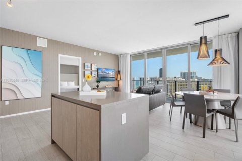 Condo in Hollywood, Florida, 3 bedrooms № 2186381 - photo 12