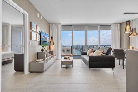Condo in Hollywood, Florida, 3 bedrooms № 2186381 - photo 2