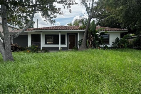 House in Saint Petersburg, Florida 3 bedrooms, 127.09 sq.m. № 2318841
