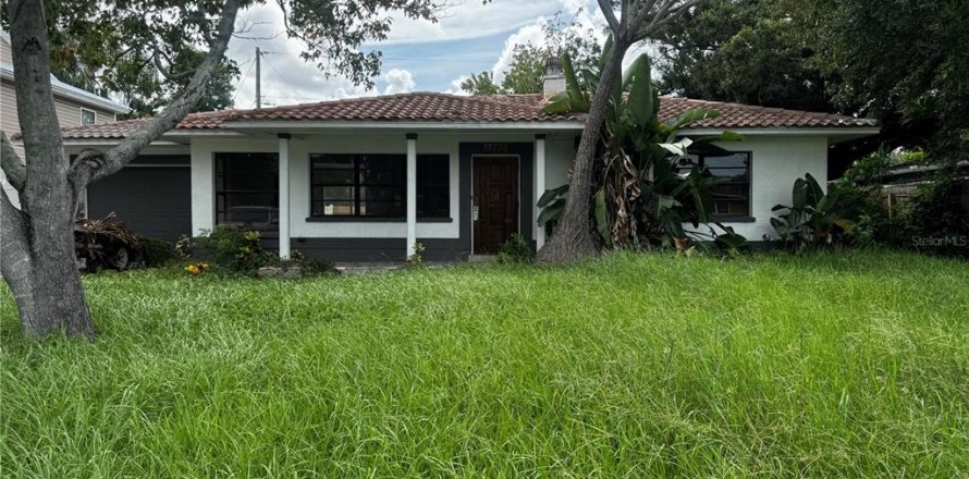 House in Saint Petersburg, Florida 3 bedrooms, 127.09 sq.m. № 2318841