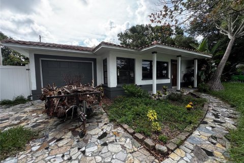 House in Saint Petersburg, Florida 3 bedrooms, 127.09 sq.m. № 2318841 - photo 2