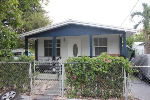 House in Miami, Florida 1 bedroom, 50.54 sq.m. № 2039539 - photo 3