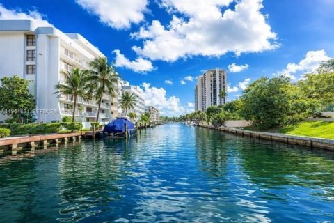 Condominio en Miami, Florida, 2 dormitorios  № 2031647