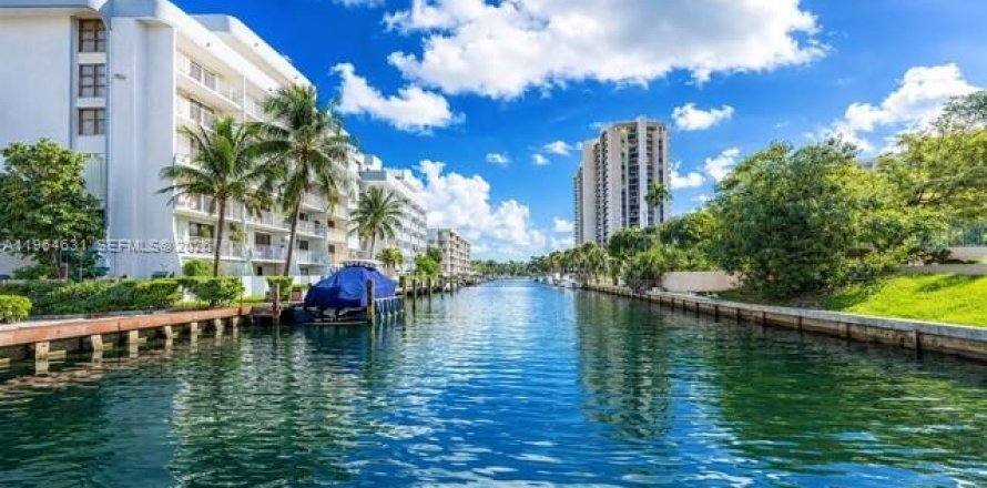 Condominio en Miami, Florida, 2 dormitorios  № 2031647