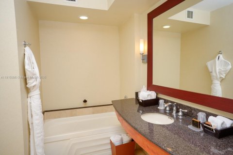 Condominio en venta en Sunny Isles Beach, Florida, 51.19 m2 № 2013107 - foto 22