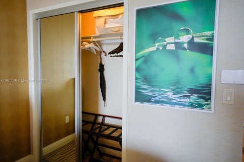 Condominio en venta en Sunny Isles Beach, Florida, 51.19 m2 № 2013107 - foto 10