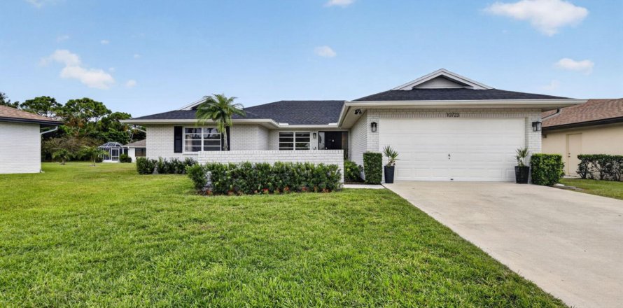 House in Boynton Beach, Florida 3 bedrooms, 199.28 sq.m. № 2244705