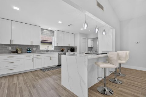 House in Boynton Beach, Florida 3 bedrooms, 199.28 sq.m. № 2244705 - photo 2