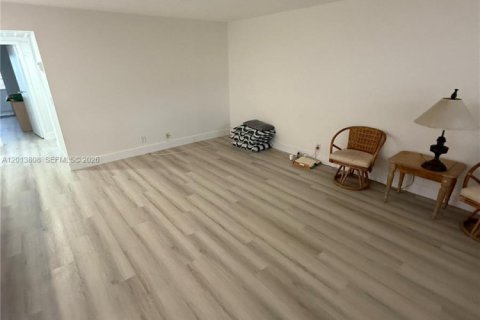 Condo in Delray Beach, Florida, 2 bedrooms  № 2075962 - photo 9