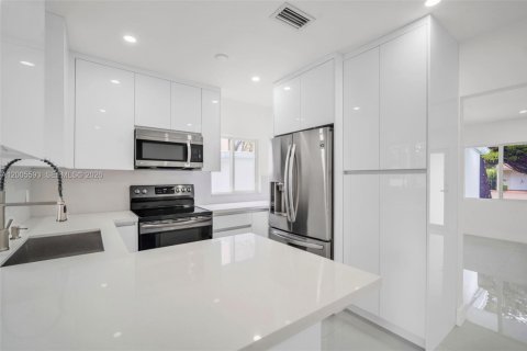 House in Miami, Florida 3 bedrooms, 123.47 sq.m. № 2069649 - photo 9