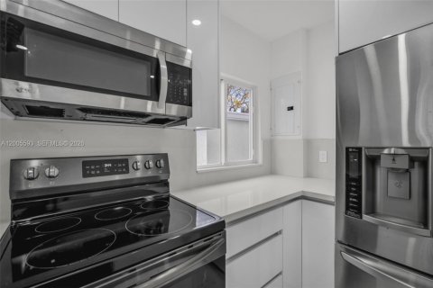 House in Miami, Florida 3 bedrooms, 123.47 sq.m. № 2069649 - photo 12