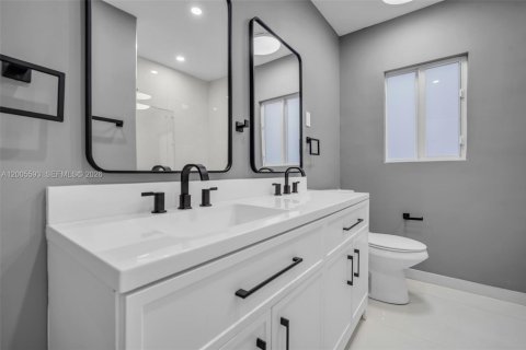 House in Miami, Florida 3 bedrooms, 123.47 sq.m. № 2069649 - photo 22