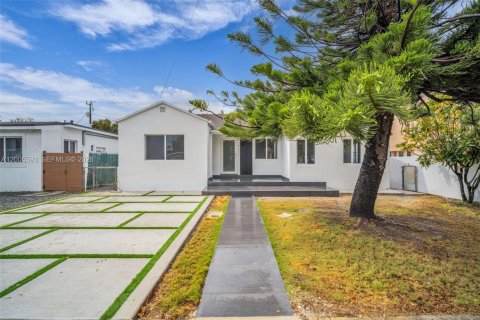 House in Miami, Florida 3 bedrooms, 123.47 sq.m. № 2069649 - photo 3