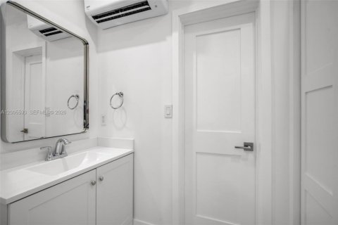 House in Miami, Florida 3 bedrooms, 123.47 sq.m. № 2069649 - photo 20