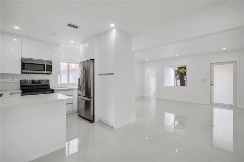 House in Miami, Florida 3 bedrooms, 123.47 sq.m. № 2069649 - photo 2