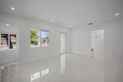 House in Miami, Florida 3 bedrooms, 123.47 sq.m. № 2069649 - photo 8