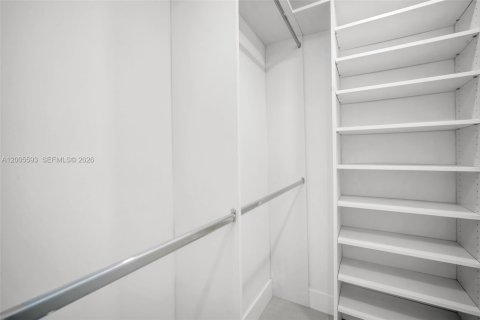 House in Miami, Florida 3 bedrooms, 123.47 sq.m. № 2069649 - photo 17