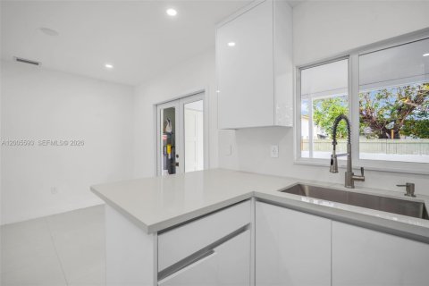 House in Miami, Florida 3 bedrooms, 123.47 sq.m. № 2069649 - photo 13