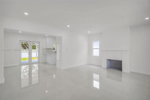 House in Miami, Florida 3 bedrooms, 123.47 sq.m. № 2069649 - photo 5