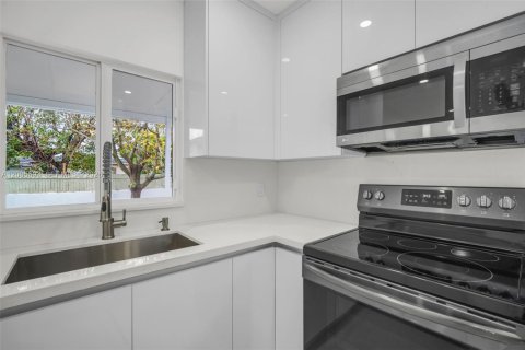 House in Miami, Florida 3 bedrooms, 123.47 sq.m. № 2069649 - photo 11