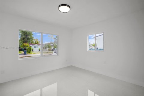 House in Miami, Florida 3 bedrooms, 123.47 sq.m. № 2069649 - photo 14