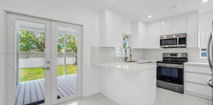 House in Miami, Florida 3 bedrooms, 123.47 sq.m. № 2069649