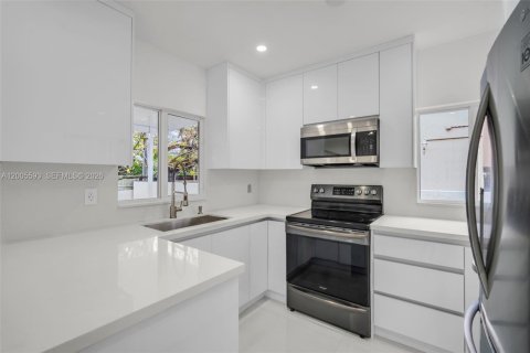 House in Miami, Florida 3 bedrooms, 123.47 sq.m. № 2069649 - photo 10